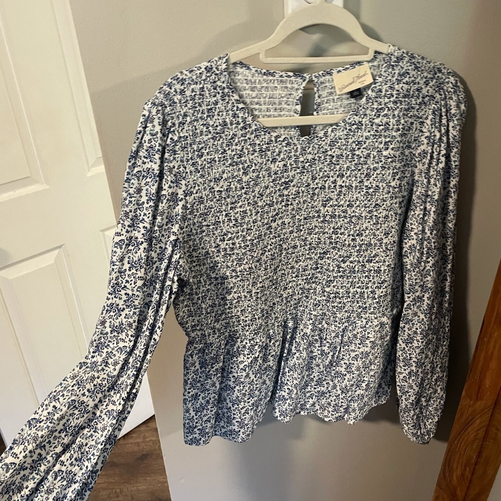 Universal Thread Large New Without Tags - Cinched and Puff sleeve with pepblum